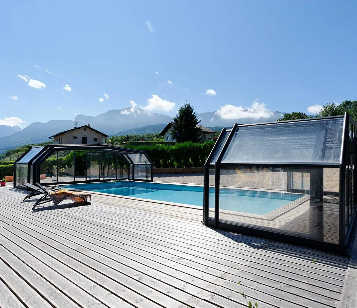 Piscine bleue azur avec ciel bleu et terrasse et abri de piscine ouvert en deux parties