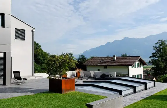 Maison moderne avec vue sur les montagne et piscine recouverte d'un abri
