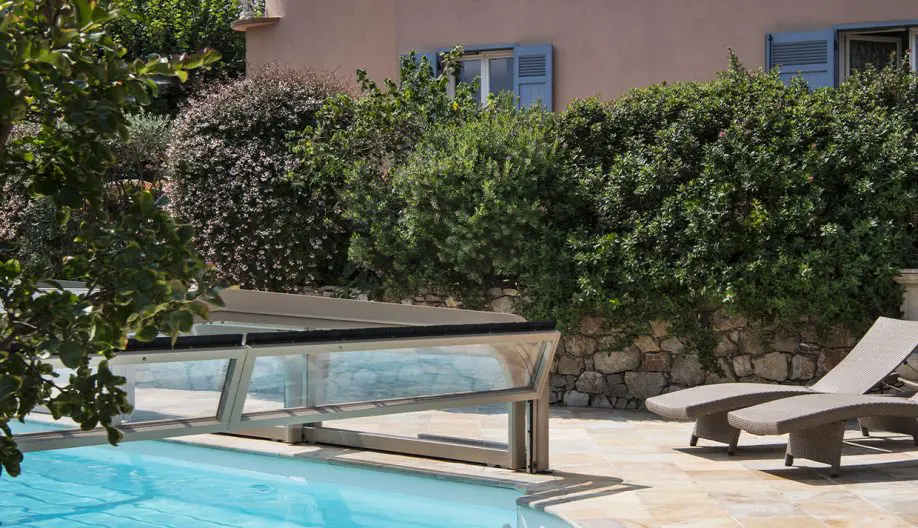 Maison provençale avec une piscine partiellement couverte par un abri de piscine
