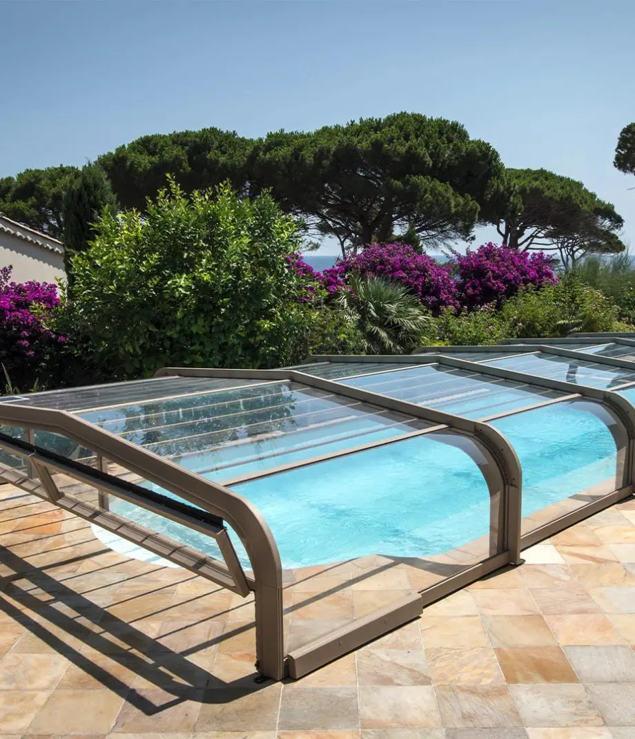 Jardin méditerranéen avec une piscine et un abri de piscine panoramique