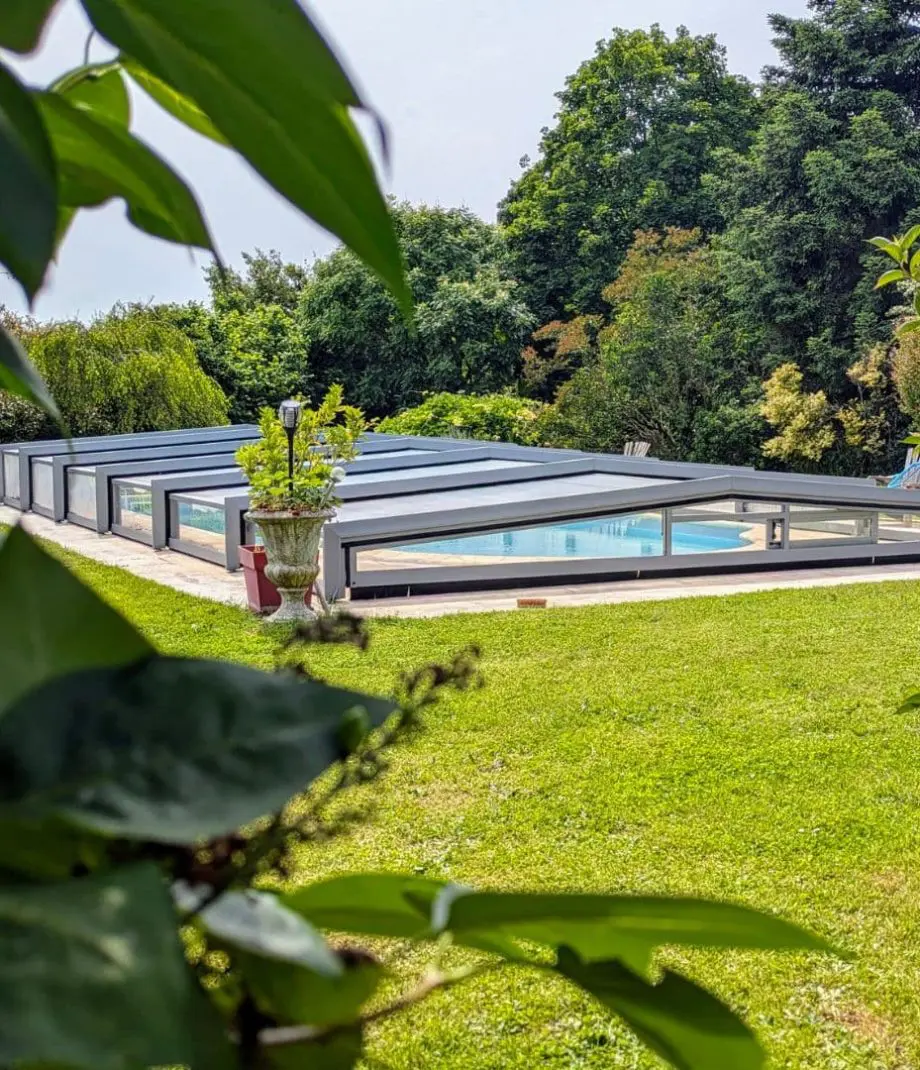 Abri de piscine dans un jardin verdoyant