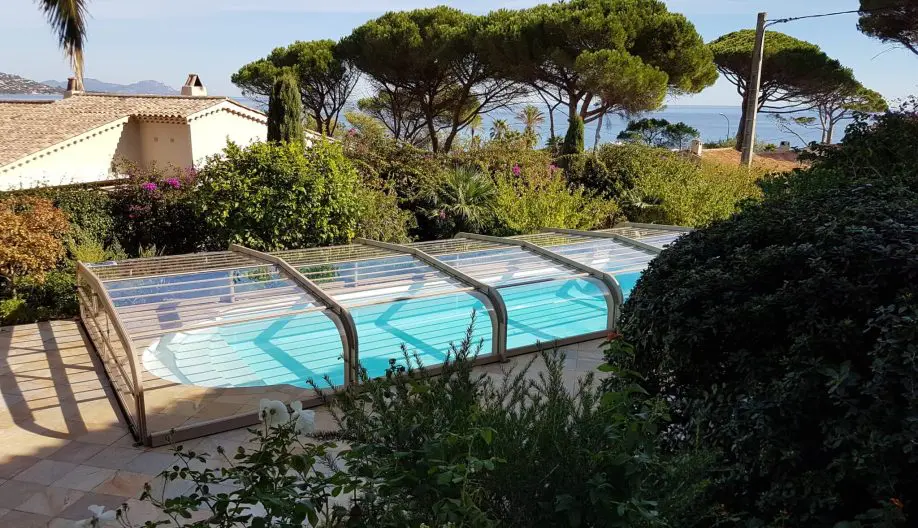 Abri de piscine transparent et arrondi avec vue panoramique