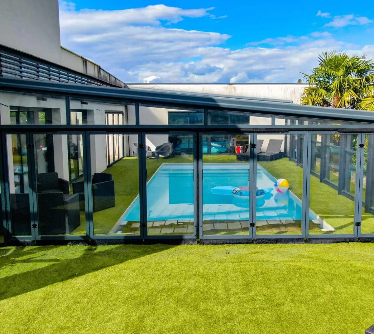 Abri de piscine fermé avec herbe verdoyante