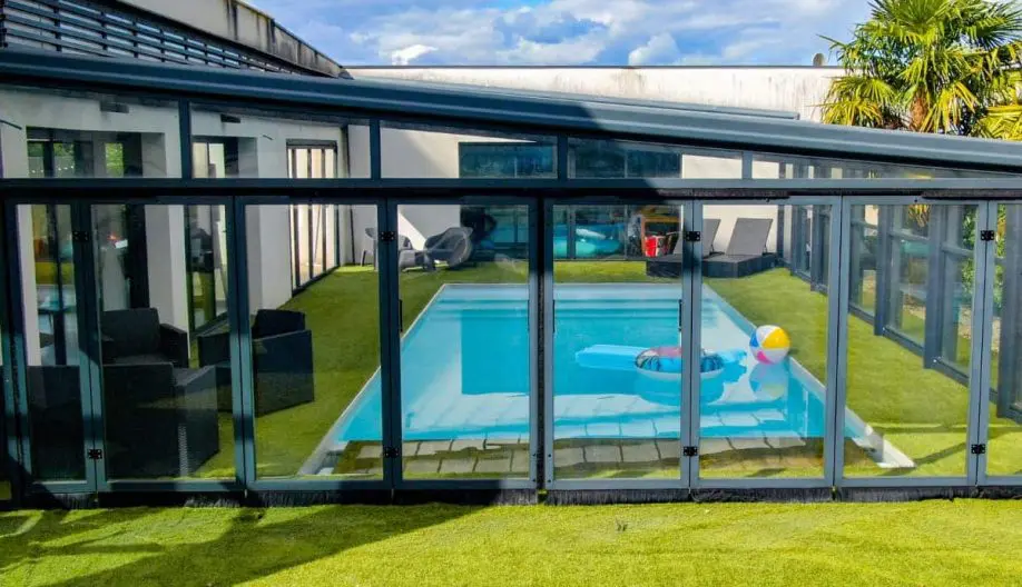 Abri de piscine fermé avec herbe verdoyante