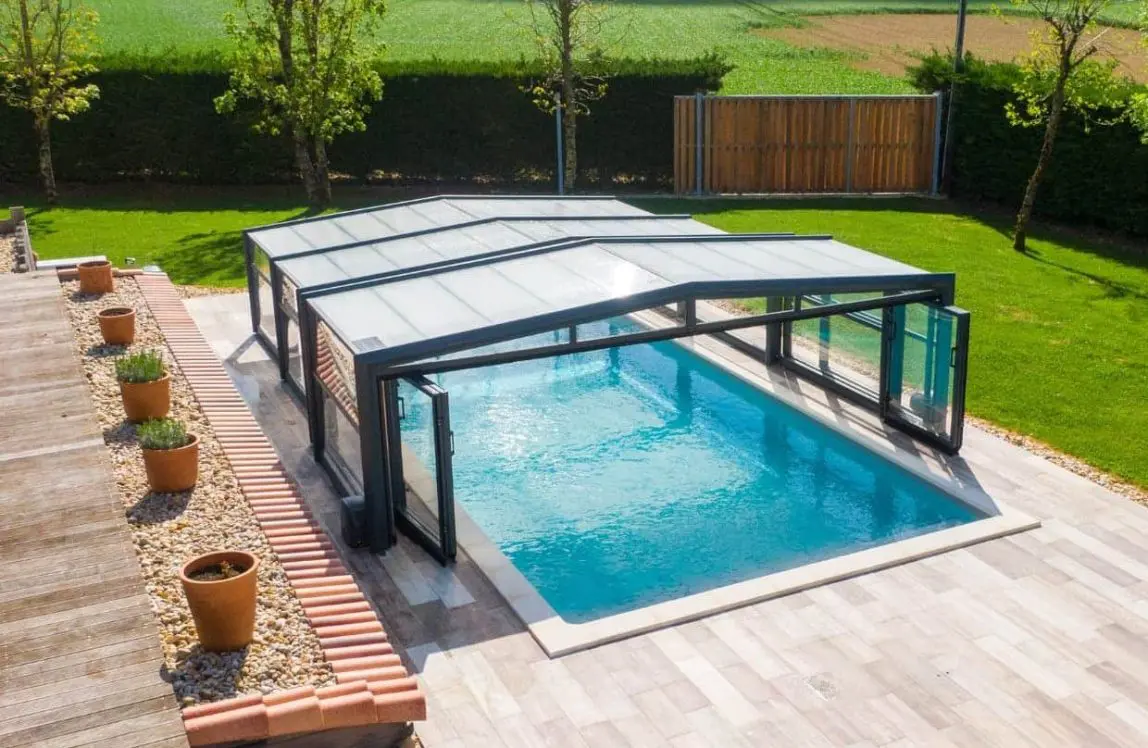 Abri de piscine mi-haut ouvert