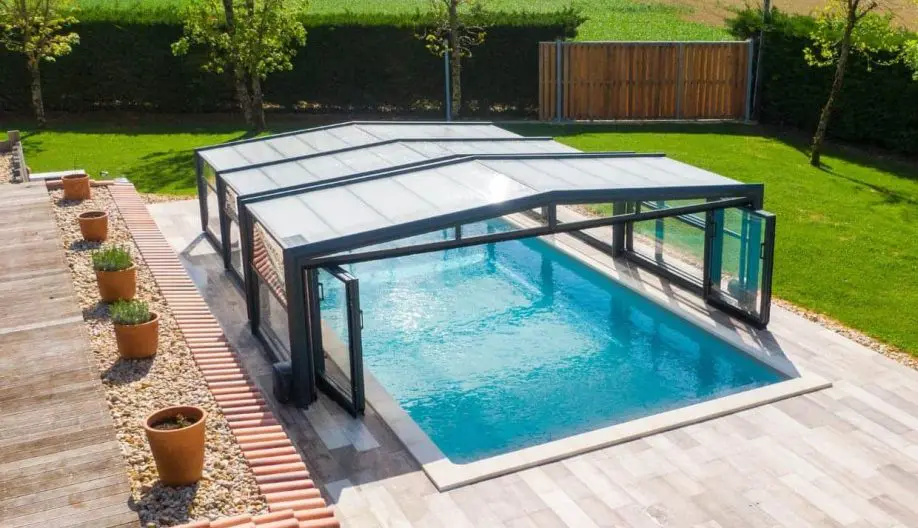 Abri de piscine mi-haut ouvert