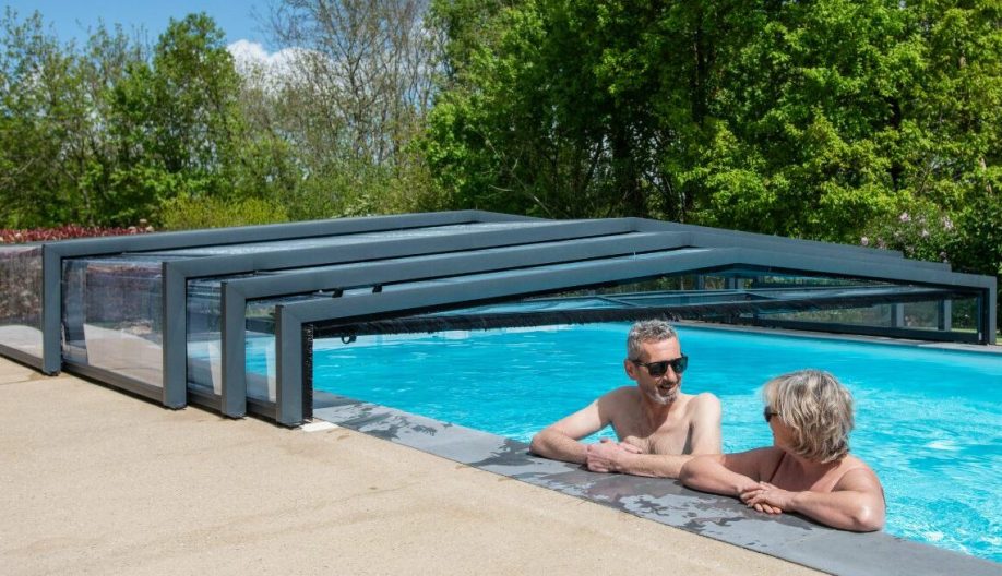 Couple se baignant dans une piscine avec un abri de piscine