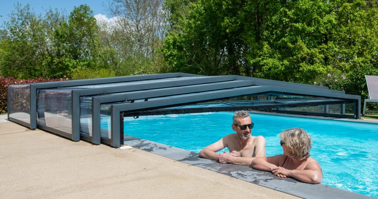 Couple se baignant dans une piscine avec un abri de piscine