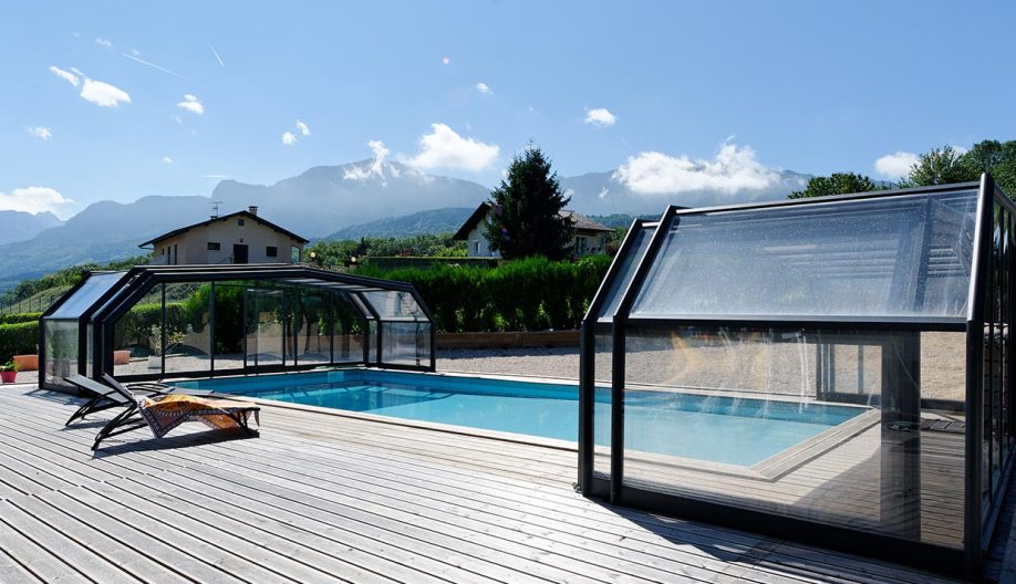 Piscine bleue azur avec ciel bleu et terrasse et abri de piscine ouvert en deux parties