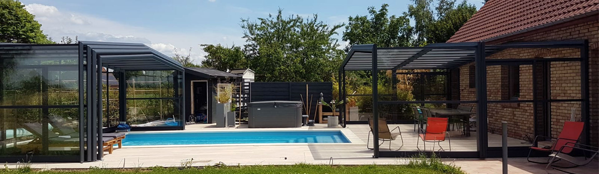 Vue panoramique d'une piscine avec un abri de piscine