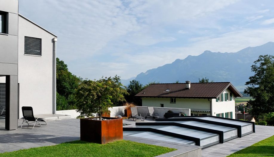 Maison moderne avec vue sur les montagne et piscine recouverte d'un abri