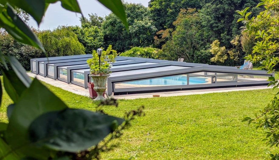 Abri de piscine dans un jardin verdoyant