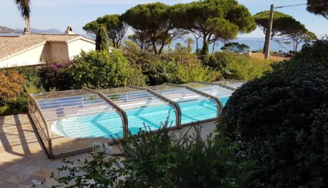 Abri de piscine transparent et arrondi avec vue panoramique