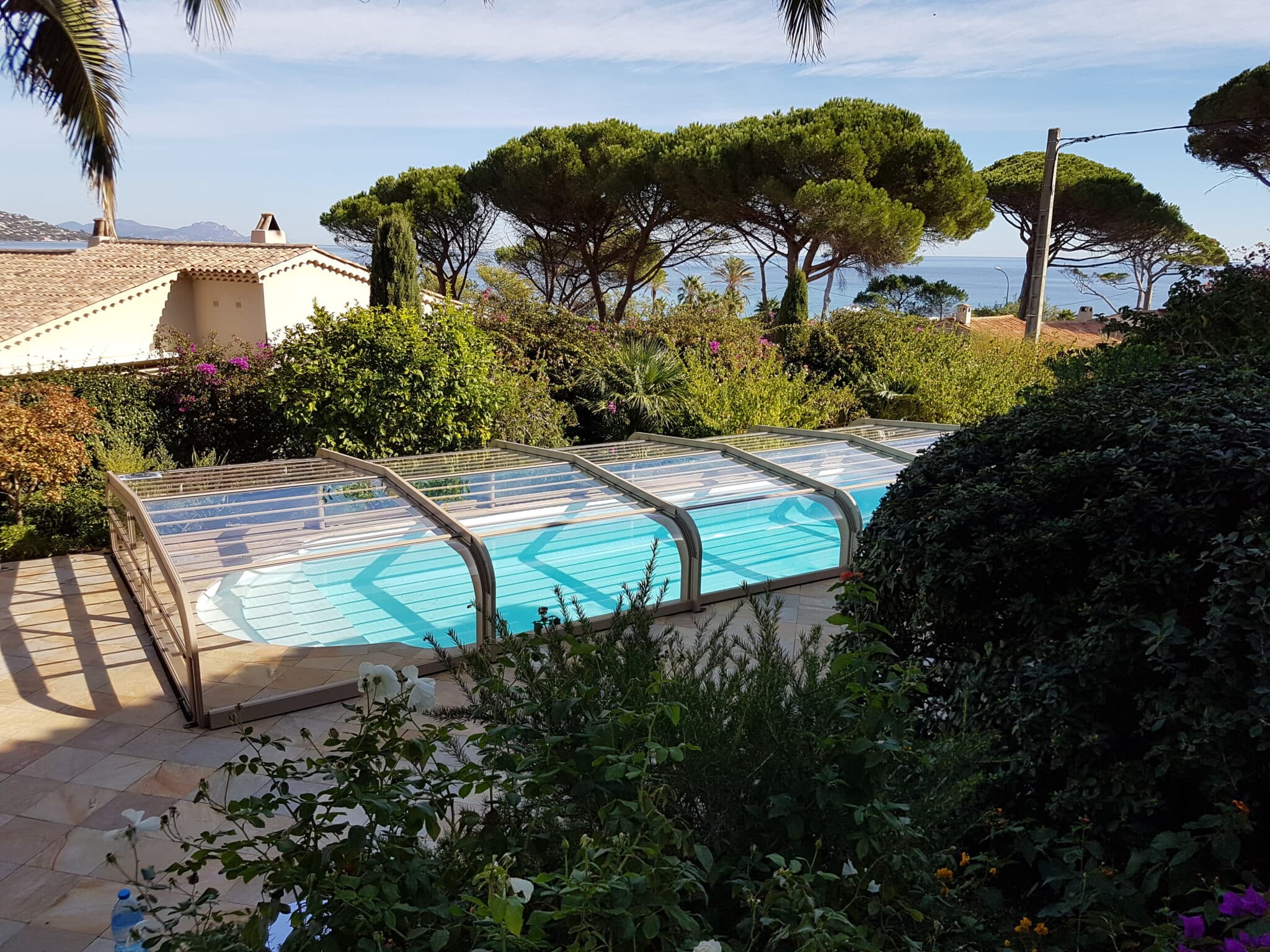 Abri de piscine transparent et arrondi avec vue panoramique