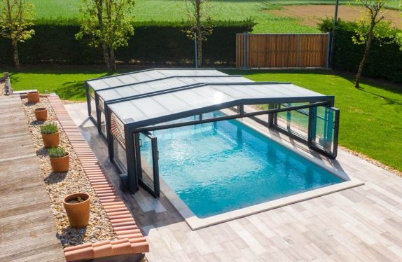 Abri de piscine mi-haut ouvert