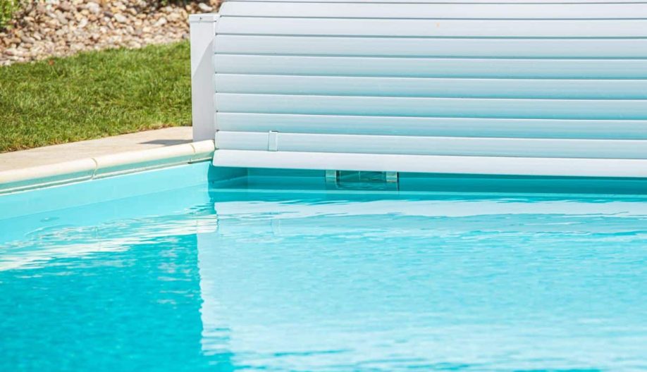 Volet de piscine comme protection du bassin de piscine