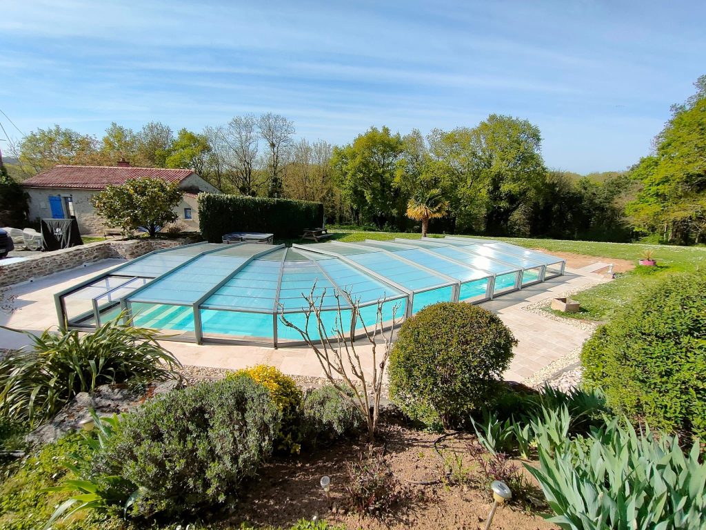 Abri de piscine sur mesure pour piscine à forme libre