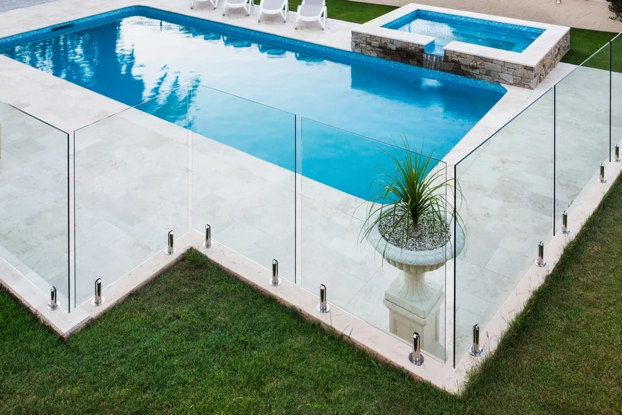 barriere-de-piscine-en-verre-sur-mesure.jpeg