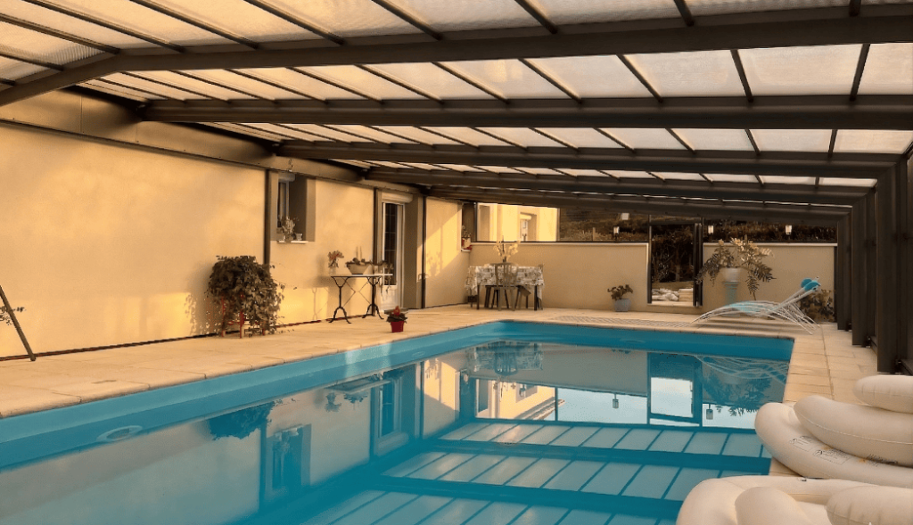 Abri de piscine sur mesure pour piscine enclavée