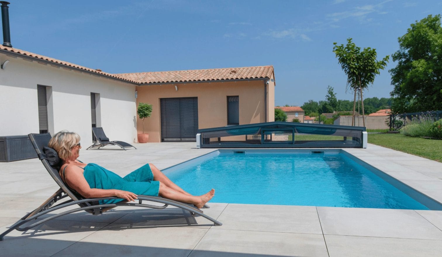 piscine extérieure ensoleillée avec son abri
