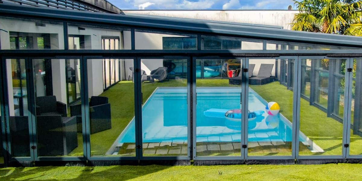 Abri de piscine fermé avec herbe verdoyante